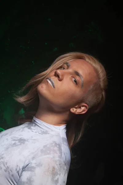 Oholený mladý blond běloch muž na tmavém pozadí studia — Stock fotografie