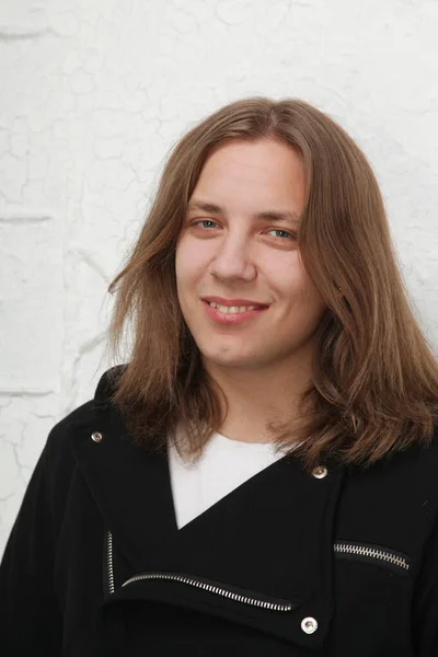 सुंदर लांब केस असलेल्या तरुण हस्तमैथुन माणसाचे पोर्ट्रेट — स्टॉक फोटो, इमेज