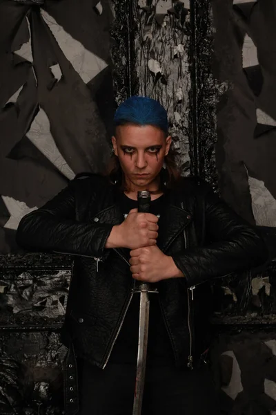 Azul cabelo moda cara com espada sangrenta no fundo escuro — Fotografia de Stock