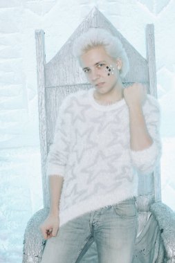 Beyaz kış tüylü süveterli, yıldızlı, sıradan yakışıklı bir adam.