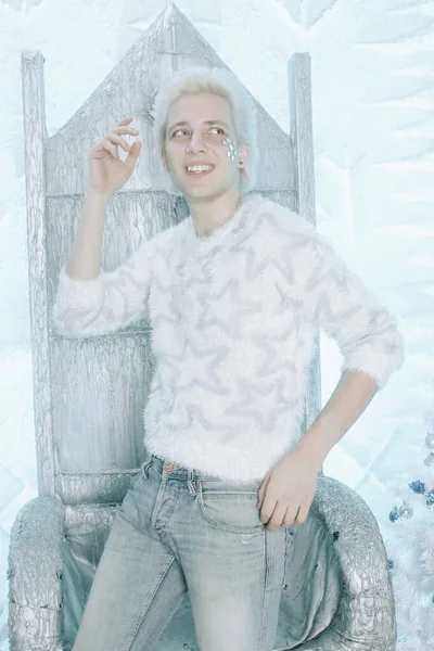 カジュアルハンサムな男で白い冬ファジィセーターとともに星 — ストック写真