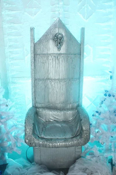 Gran hielo silla de plata con nadie sobre fondo blanco estudio — Foto de Stock