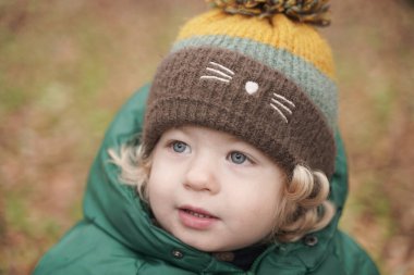 Mutlu 2 yıl, Autumn Park 'taki yakın plan çocuk portresi.