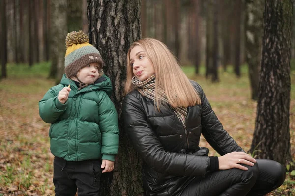 Caucasiano jovem mãe e criança se divertindo no outono Parque, andando — Fotografia de Stock