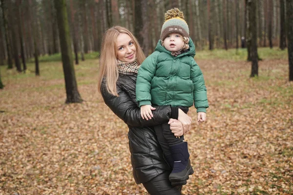Caucasiano jovem mãe e criança se divertindo no outono Parque, andando — Fotografia de Stock
