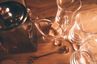 Temiz çaydanlıkta sıcak çay ve masada üç fincan. Kimse..