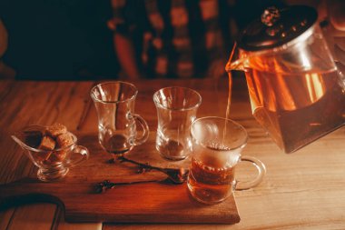 Temiz çaydanlıkta sıcak çay ve masada üç fincan. Kimse..