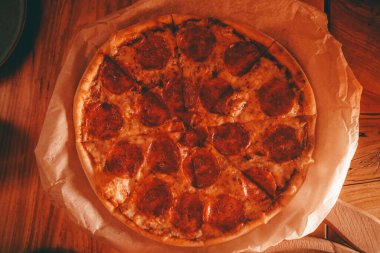 Masada nefis ev yapımı pizza var. Sosisli klasik biberli pizza..