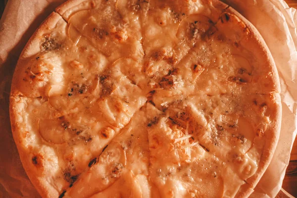 Вкусная свежая домашняя пицца на столе. пицца с грушей и зеленым сыром — стоковое фото