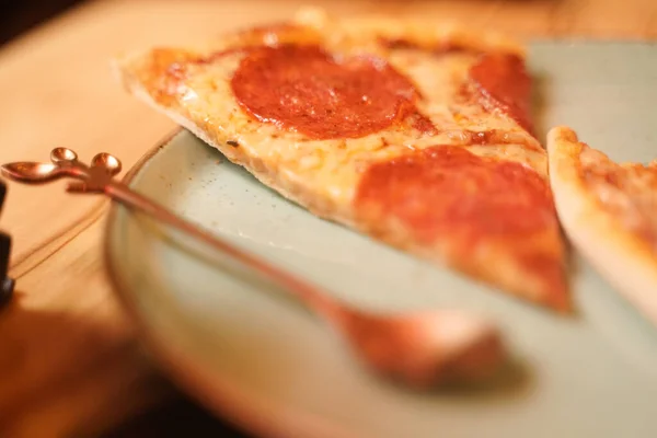 Masadaki tabakta taze ev yapımı pizzayı dilimle. Sosisli klasik pizza peperroni.. — Stok fotoğraf