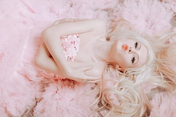 Sexig smal blond i mode rosa moln klänning med vacker lång klänning. — Stockfoto