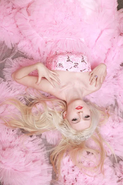Sexy rubia delgada en vestido de nubes rosa de moda con precioso vestido largo . — Foto de Stock