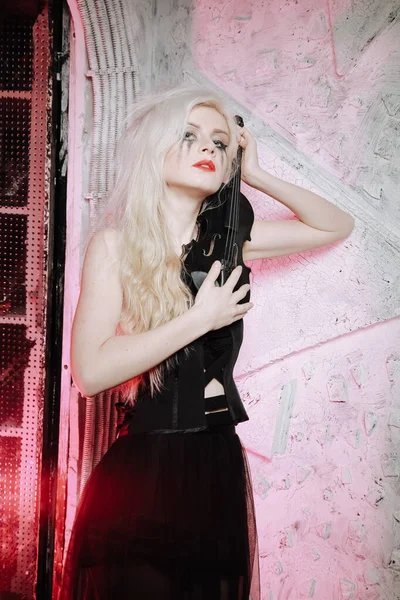 Blond gotisk flicka med violin på vit bakgrund. Ung kvinna på festen. — Stockfoto