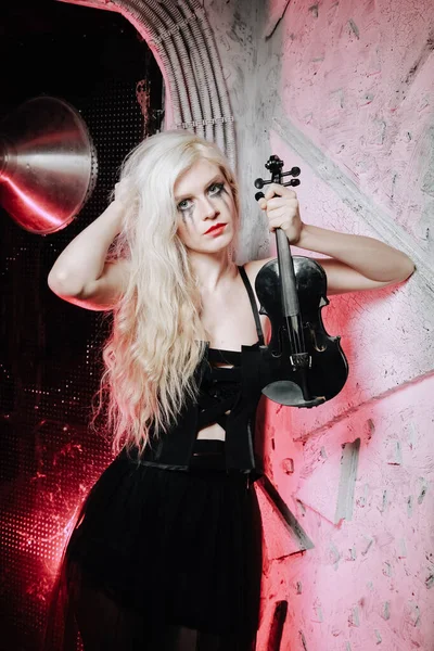 Blonde Gothic Girl with violin on white background. Young woman on the party. — ストック写真