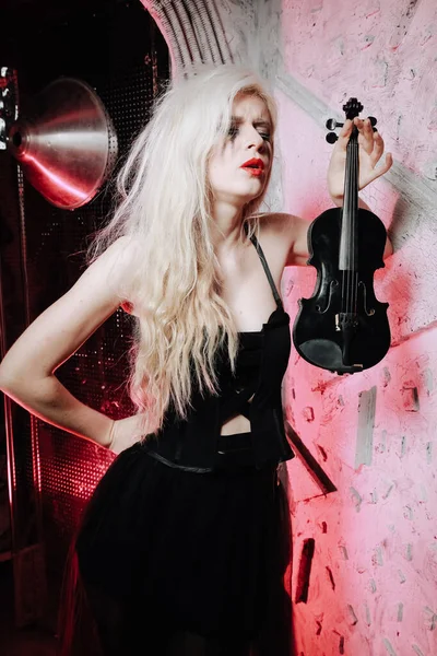 Chica gótica rubia con violín sobre fondo blanco. Mujer joven en la fiesta . —  Fotos de Stock