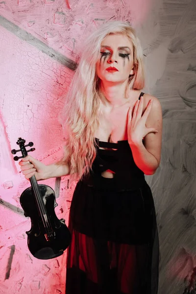 Blonde Gothic Girl with violin on white background. Young woman on the party. — Stock Photo, Image