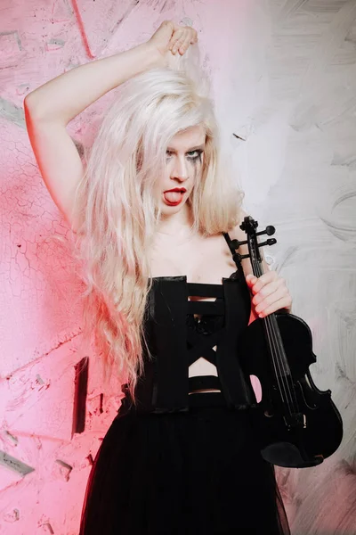 하얀 배경에 바이올린을 단 금발의 고딕 소녀. 파티에 있는 젊은 여자. — 스톡 사진
