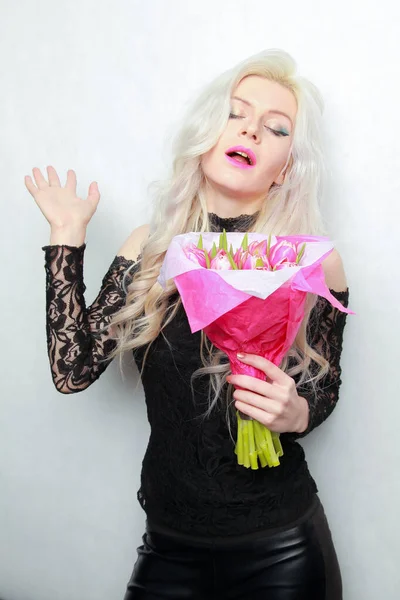 Tierna bonita rubia delgada adolescente chica con flores de color rosa. mujer alegre con ramo fresco — Foto de Stock