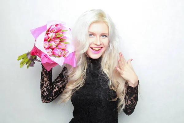 Tierna bonita rubia delgada adolescente chica con flores de color rosa. mujer alegre con ramo fresco — Foto de Stock