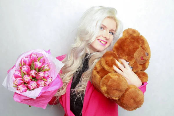 Concurso menina adolescente bonita loira magro com flores cor de rosa. mulher alegre com buquê fresco — Fotografia de Stock