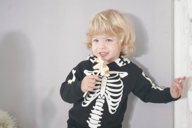 Cadılar Bayramı için iskelet kostümü giymiş 2 yaşında küçük bir çocuk.