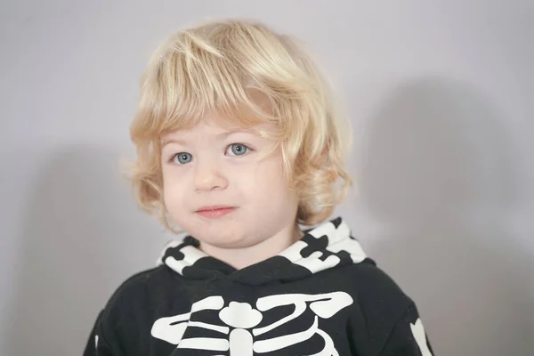 Ett litet 2-årigt barn i en skelett kostym för Halloween — Stockfoto