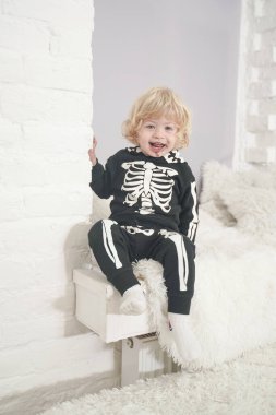 Cadılar Bayramı için iskelet kostümü giymiş 2 yaşında küçük bir çocuk.