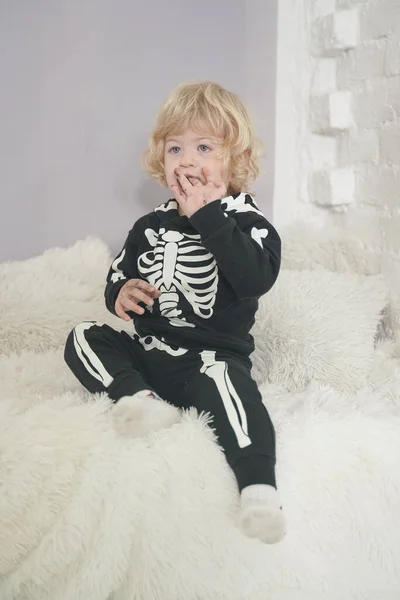Un niño pequeño de 2 años con un disfraz de esqueleto para Halloween — Foto de Stock
