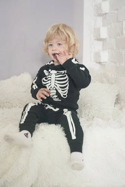 Ένα μικρό παιδί 2 ετών με στολή σκελετού για το Halloween — Φωτογραφία Αρχείου