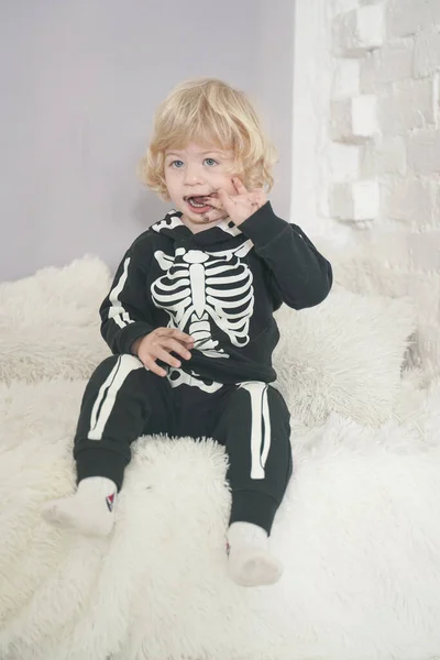 Un niño pequeño de 2 años con un disfraz de esqueleto para Halloween — Foto de Stock