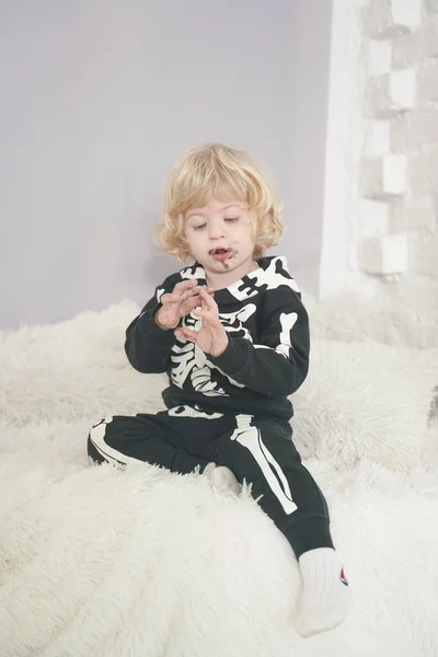 Un niño pequeño de 2 años con un disfraz de esqueleto para Halloween — Foto de Stock