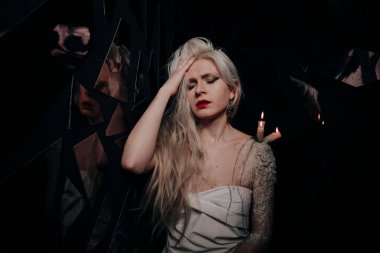 Mistik kız mumlarla kızların teninde duruyor.