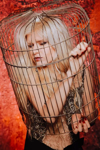 The woman voluntarily climbed into the cage. the psychology of a victim. — ストック写真