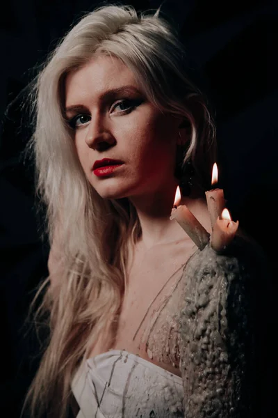 Ragazza mistica con candele che stanno sulla cera sulla pelle delle ragazze — Foto Stock