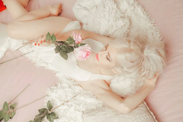 Kobieta budząca się rano. smukła blondynka w białym łóżku. — Zdjęcie stockowe