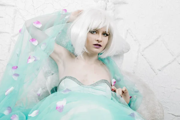 Jong glamour meisje pop in wit pruik en blauw jurk poseren alleen — Stockfoto