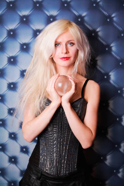 Jonge waarzegster werken met haar steen magische bal — Stockfoto
