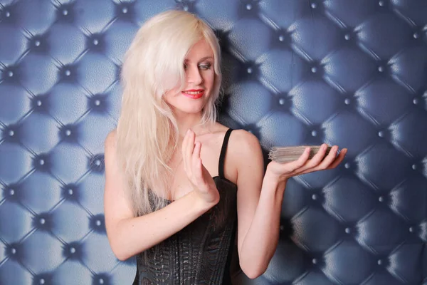 Hezká blondýnka mladá žena drží tarot karty a chtějí znát budoucnost na tmavém pozadí — Stock fotografie