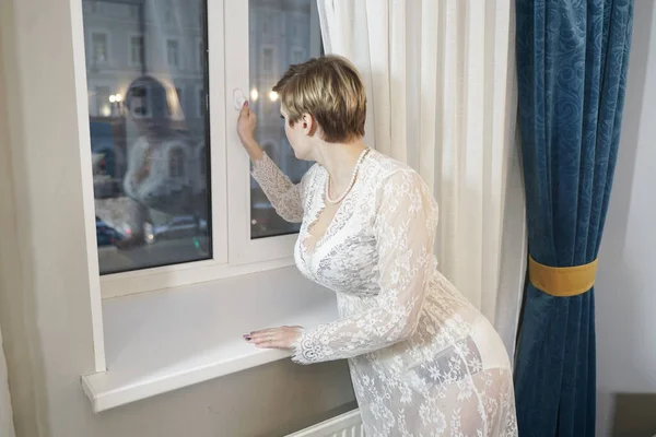 섹시 한 금발에 짧은 머리 여자 침대 배경에 란제리 투명 드레스를 입은 여자 — 스톡 사진