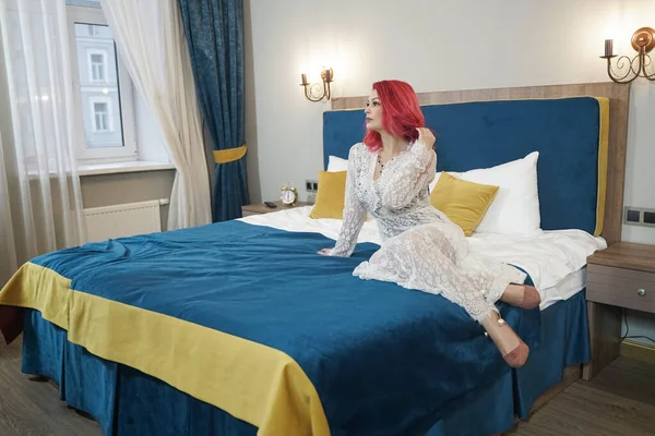 Linda noiva menina com corte de cabelo vermelho bob em renda vestido longo posando em seu quarto sozinho — Fotografia de Stock