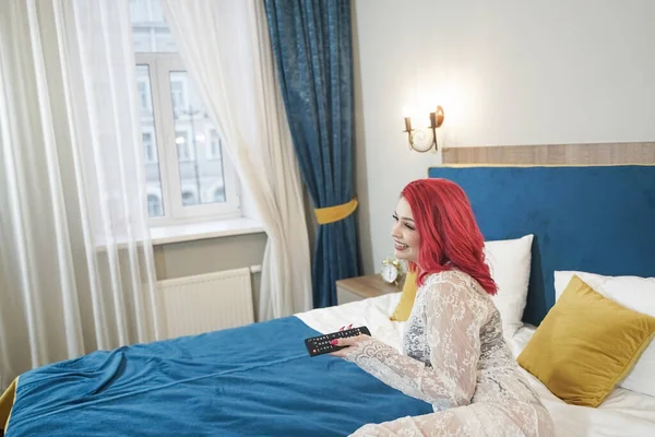 Belle jeune mariée avec bob rouge coupe de cheveux en dentelle robe longue posant dans sa chambre seule — Photo