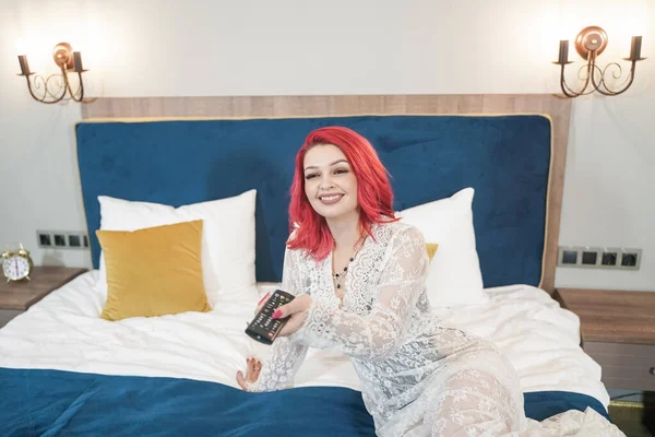 Bella sposa ragazza con taglio di capelli rosso bob in pizzo abito lungo in posa nella sua camera da letto da solo — Foto Stock