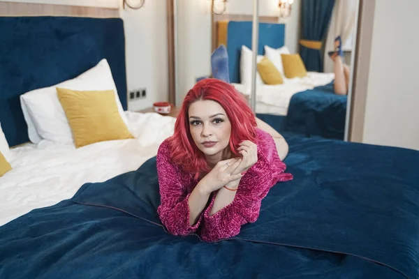 Mulher ruiva nova bonita no suéter oversize morno na cama — Fotografia de Stock