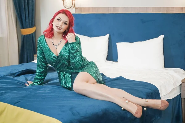 Femme sexy en vert élégant étincelant robe à paillettes prêt pour la fête de Noël et relaz en attendant dans son lit seul — Photo