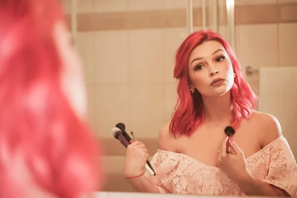 Ung vacker kvinna under dagliga morgonrutiner gör make up — Stockfoto