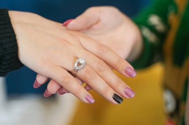 Güzel kız Noel 'de arkadaşına bir alyans hediye eder. Mutlu kadın sevimli çift.