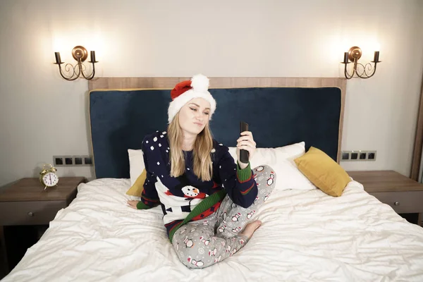 Heureuse jeune fille blanche jolie portant le pull Père Noël et profite dans la chambre seule — Photo