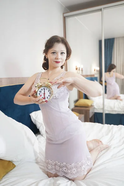 Genç kızla yatakta sabaha alarmclock — Stok fotoğraf