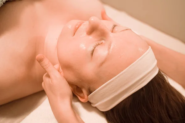 Massage du visage étape par étape dans le salon de spa gros plan — Photo