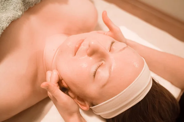 Ansikte massage steg för steg i spa salong närbild — Stockfoto